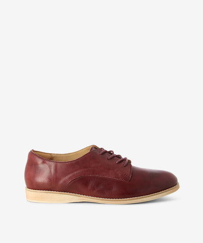 Deep red vintage-look leather derby shoes by Rollie. It has lace-up fastening and features a round toe. Each pair in this colour varies slightly due to the vintage look leather.