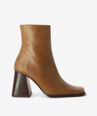 Camel and beige leather two-tone ankle boots by Alohas. It has an inner zip fastening and features a fun bicolor look sets, block heel and a square toe.