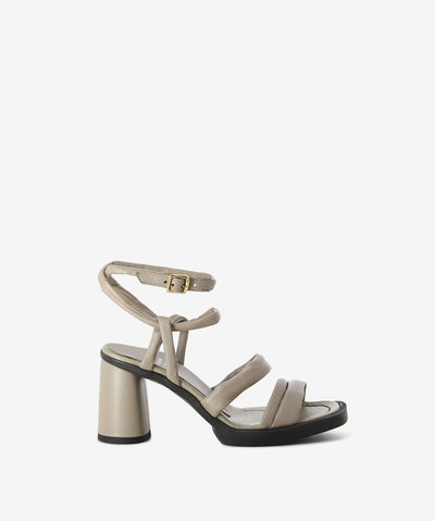 Sisal coloured heeled leather sandals by Sempre Di by Mjus. It has 3 cushioned leather straps on its upper, and features a rounded block heel and a squared toe.