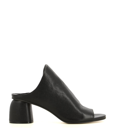 A black leather mule by Elvio Zanon. The 'KAZ1702X' features a high vamp, a curved heel and a round toe.