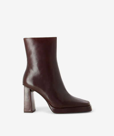 Brown leather ankle boots with inner zip fastening and featuring a clean central seam, slender heel and a square toe by Jeffrey Campbell.