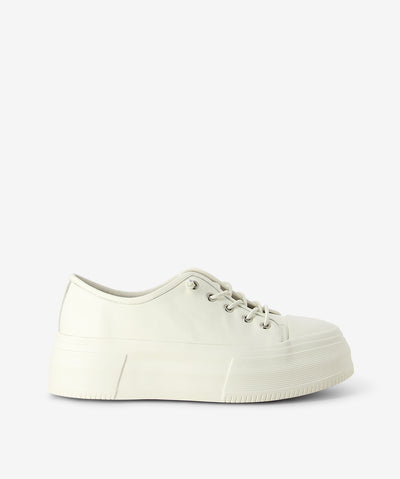  White leather sneakers by 'Django & Juliette'. It has a lace-up fastening and features a platform sole and a round toe.