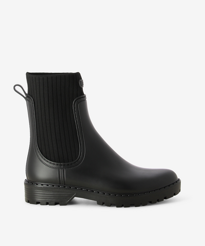 Black rubber Wellington boots by Unisa. Features an elastic sock gusset, tread sole, pull tab at the heel and an almond toe.