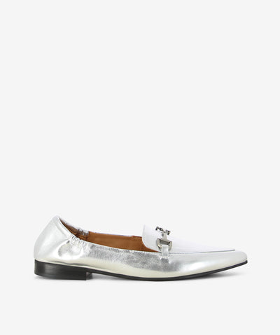 Step into effortless elegance with the Danna loafer by Martini Marco, a refined staple that blends classic charm with modern sophistication. Crafted in a radiant Argento metallic leather, this shoe catches the light with every step, making it a standout choice for both day and evening wear.
Features & Materials 
• Luxurious metallic finish in a soft silver tone for a touch of glamour
• Easy slip-on design with elastic goring for a perfect fit
• Pointy toe finished with a chic gold-tone hardware detail