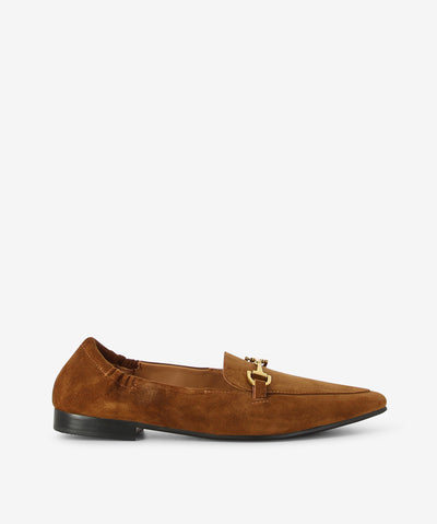 Effortless elegance meets everyday comfort with the Marco Martini Danna loafer. Sleek, sophisticated, and designed to carry you from office hours to evening plans with ease.
Features & Materials
• Luxurious Cuoio suede upper with a soft, velvety feel
• Easy slip-on design with elastic goring for a perfect fit
• Pointy toe finished with a chic gold-tone hardware detail
• Breathable tan leather lining for comfort all day long
• Low stacked black heel on a durable rubber sole for subtle lift and effortless wea