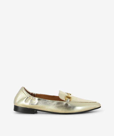 Step into effortless elegance with the Danna loafer by Martini Marco, a refined staple that blends classic charm with modern sophistication. Crafted in a radiant Platino metallic leather, this shoe catches the light with every step, making it a standout choice for both day and evening wear
Features & Materials
• Luxurious metallic finish in a soft gold tone for a touch of glamour
• Easy slip-on design with elastic goring for a perfect fit
• Pointy toe finished with a chic gold-tone hardware detail