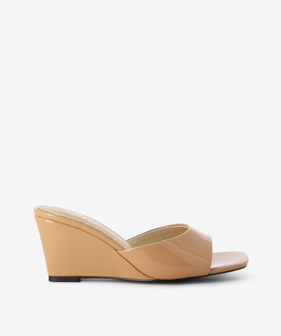 Tan patent leather heel by 'Siren'. It has a flattering upper and features a wedge heel and a square toe.