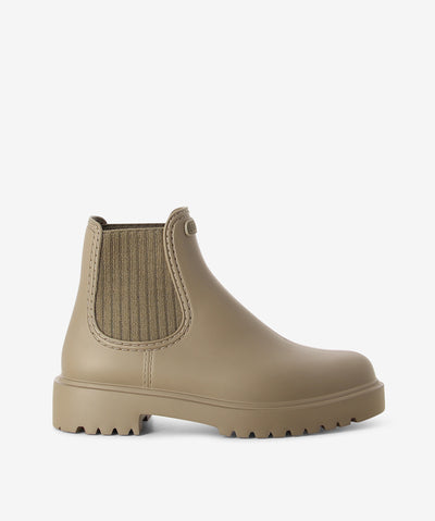 Tulip rubber Chelsea boots by Unisa. Is a slip-on style features a Superlight toe cap, removable and ergonomic insole and an almond toe.