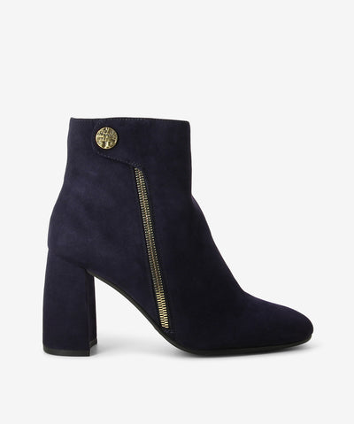 Navy suede boots by Elvio Zanon. It has a side zipper with snap-button closure, block heel, and a soft pointed toe.