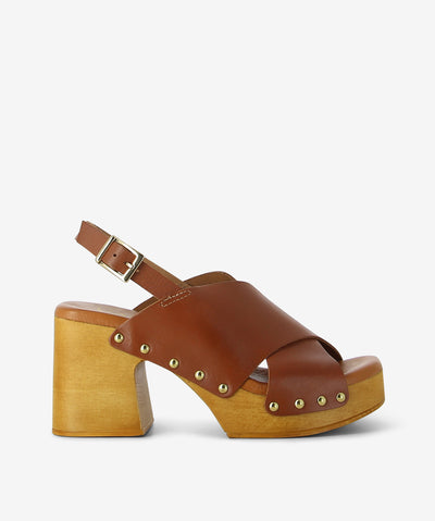 Vintage vibes meet modern polish in the Phoebe Cuero sandal by Vayah—a timeless leather design with a contemporary twist. A rounded toe, supple brown leather, and a sculpted wooden block-like heel create a look that’s earthy, elegant, and effortlessly wearable.
• Premium leather upper: Rich cuero tone with wide strap and gold buckle for a secure fit
• Wooden block like heel: Smooth medium-toned finish for natural texture and confident lift
• Gold rivet detailing: Subtle hardware accents where leather meets 