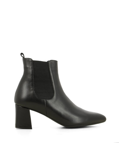 A classic black leather Chelsea ankle boot that features elastic side gussets, a 6 cm mid-block heel and a pointed toe by Sempre Di.