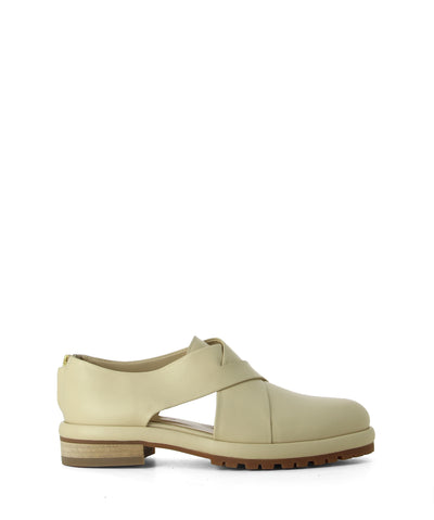 A neutral coloured slip-on leather derby featuring cut out sides, a sturdy sole and a round toe by Beau Coops.