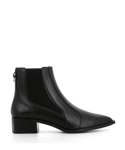 Sleek black leather Chelsea ankle boots that feature ribbed elastic side gussets, a panelled upper, a 4 cm block heel and a squared-off pointed toe by Senso.