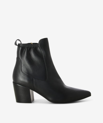 Black leather ankle boots by Elvio Zanon. It has an inner zip fastening and features an elasticated ankle and a pointed toe.