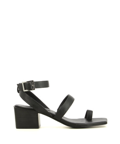  strappy black leather heeled sandal by Senso. The 'Kody' had buckle fastening and features a toe loop, block heel and a square toe.