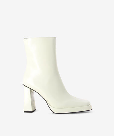 Ivory leather ankle boots with inner zip fastening and featuring a clean central seam, slender heel and a square toe by Jeffrey Campbell.