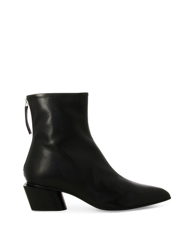 Black leather ankle boots with a rear zip fastening, featuring a Cuban heel and a pointed toe by Halmanera.