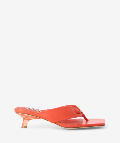 Red leather sandals with a leather pleated thong strap, transparent kitten heel and a square toe.